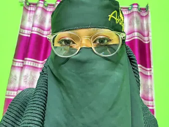 Desi aunty gets roughed up coupled with sucks like a pro in rough Indian intercourse pellicle