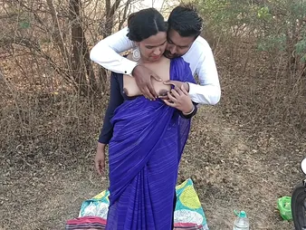 Desi Aunty gets down and dirty respecting their way horny side thither wild doggy-style action